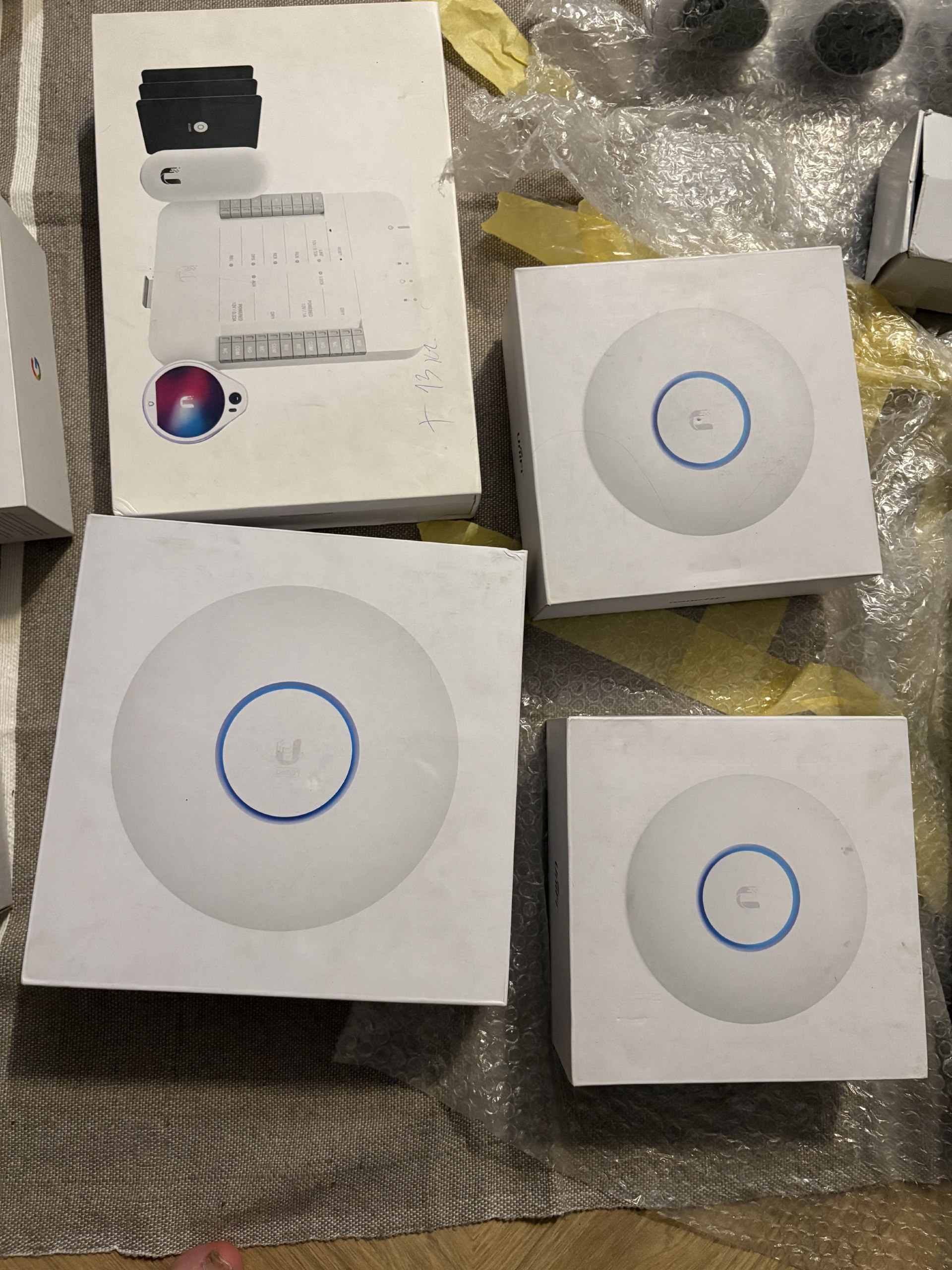 Точки доступа Wi-Fi Ubiquiti UniFi — 3 шт