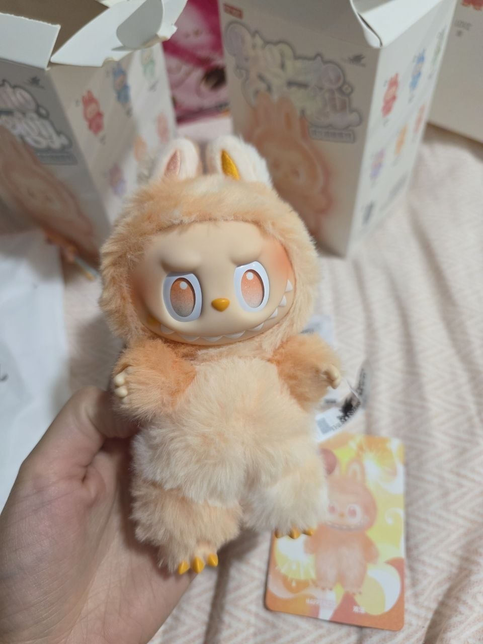 Фигурка LABUBU Big into Energy (запечатанная коробка)