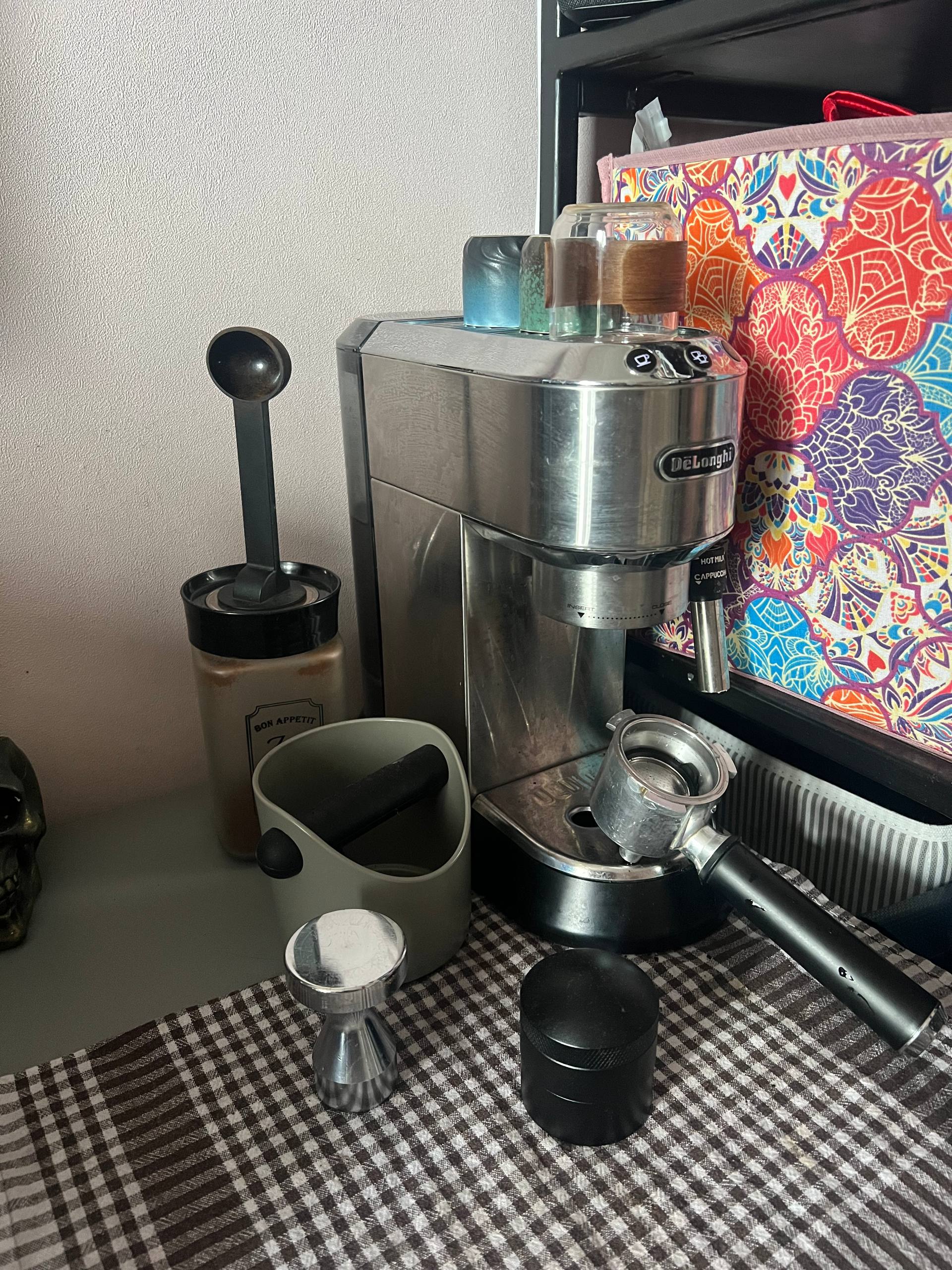 Кофеварка De'Longhi Dedica EC685