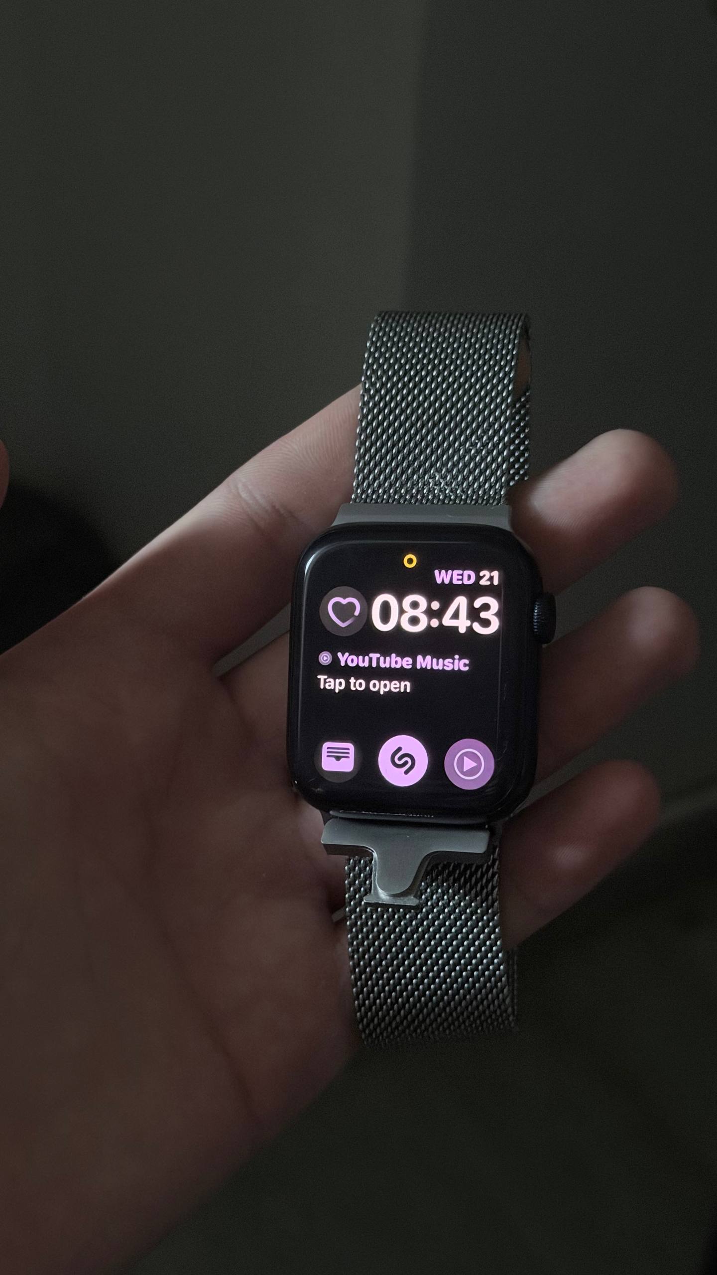 Apple Watch SE (2) с царапиной на стекле