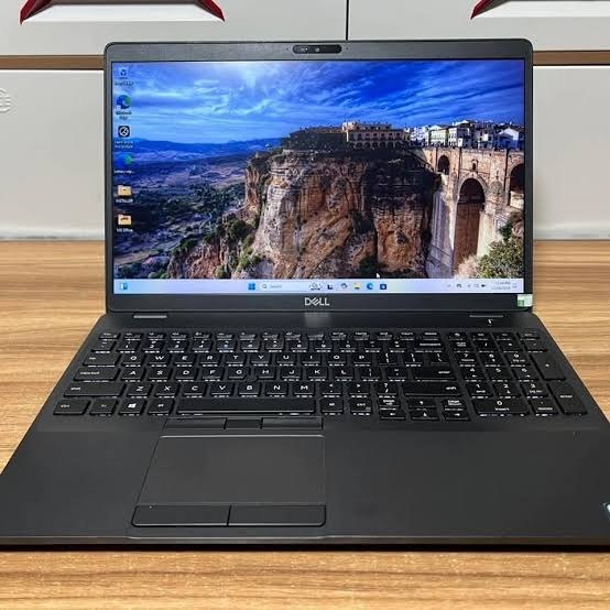 Ноутбук Dell 5500, Core i7, 16 ГБ, SSD 256 ГБ