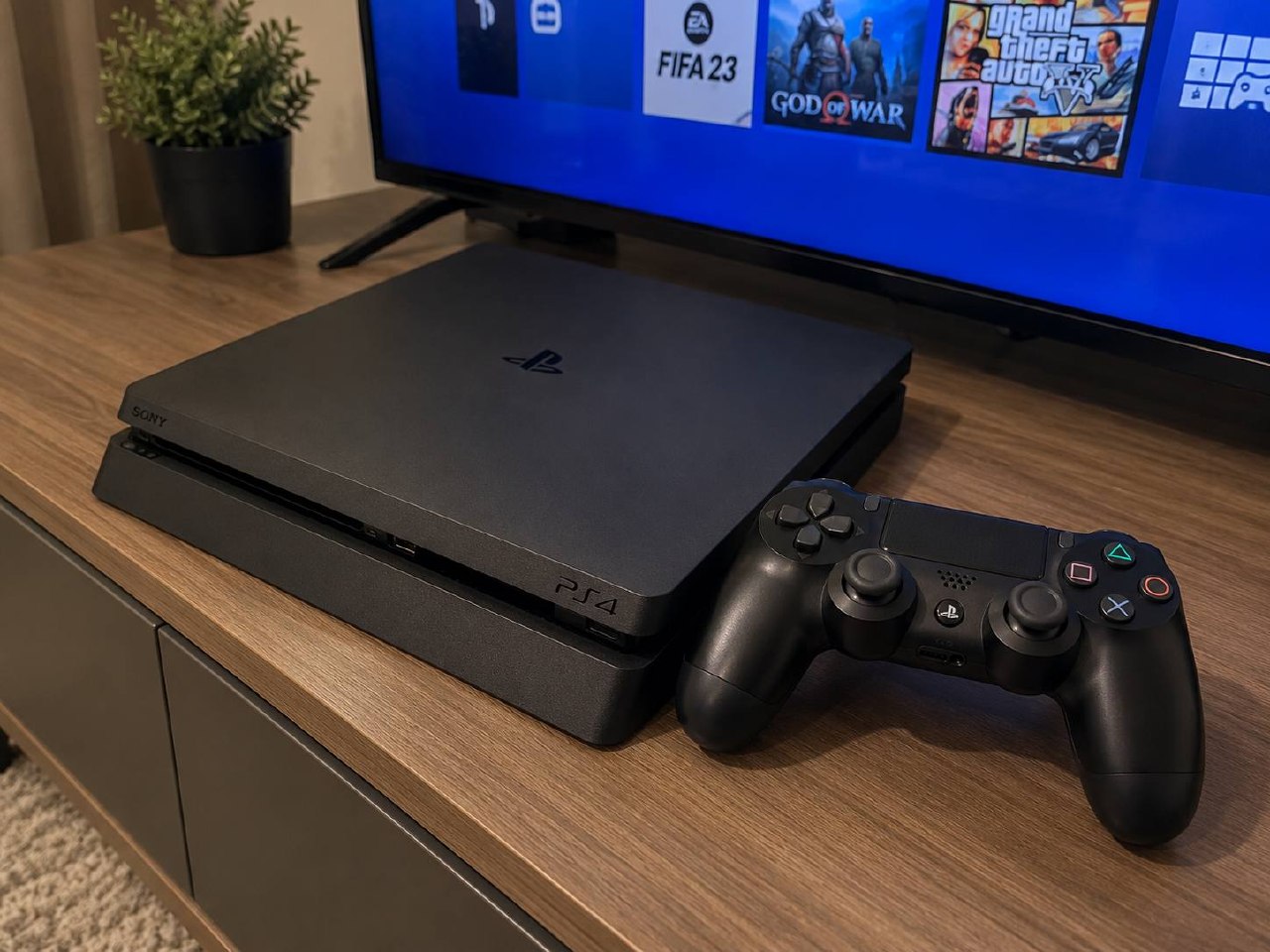 PlayStation 4 Slim с геймпадом DualShock 4