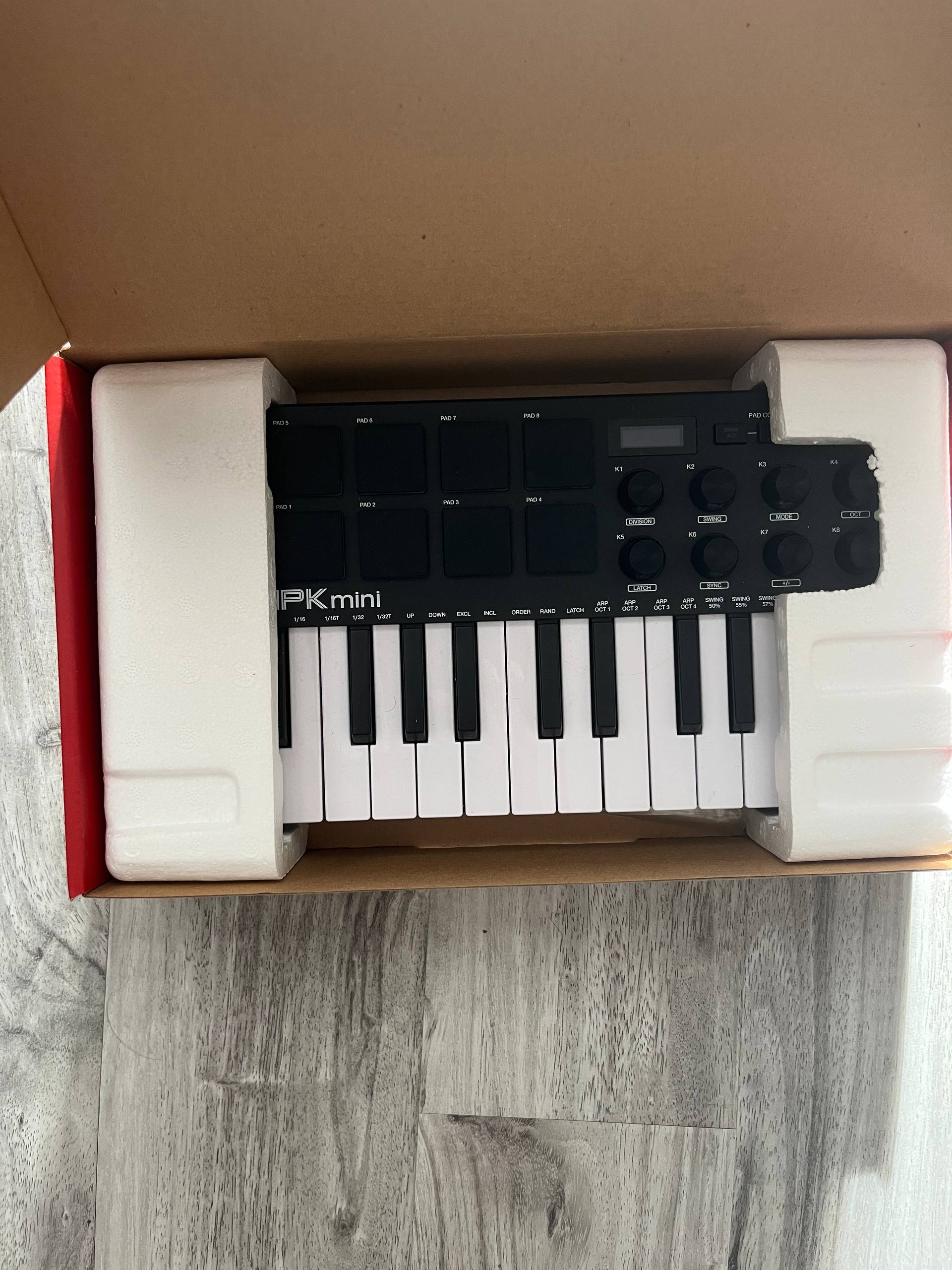 MIDI клавиатура Akai MPK mini