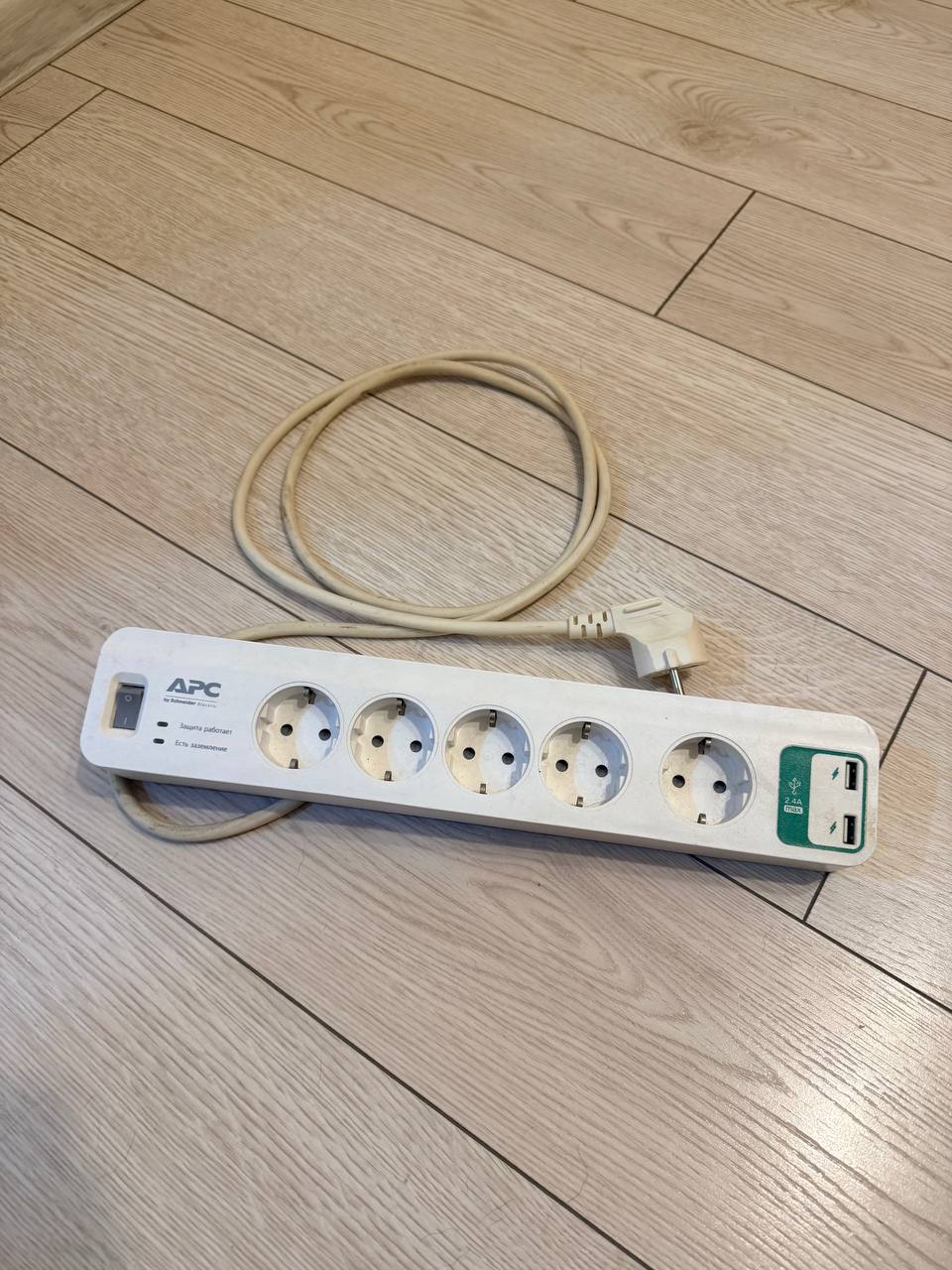 Сетевой фильтр APC Essential PM5U-RS, 5 розеток, USB x2, белый