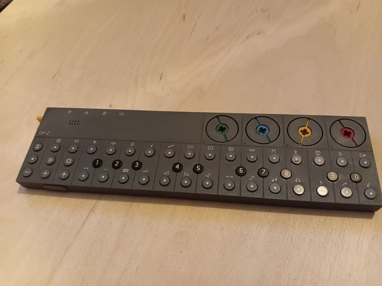 Синтезатор-сэмплер Teenage Engineering OP-Z