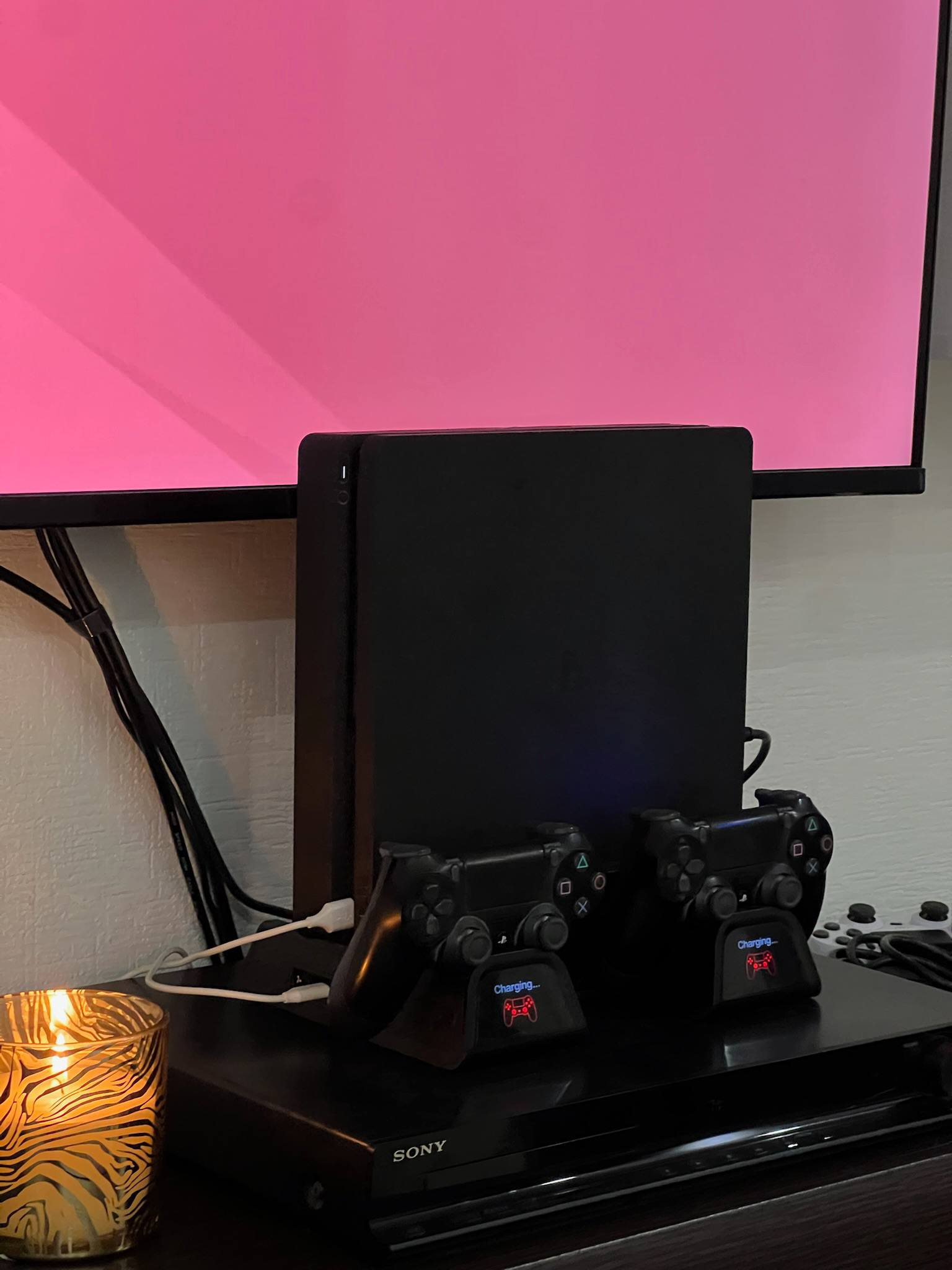 PlayStation 4 Slim 1TB с двумя геймпадами