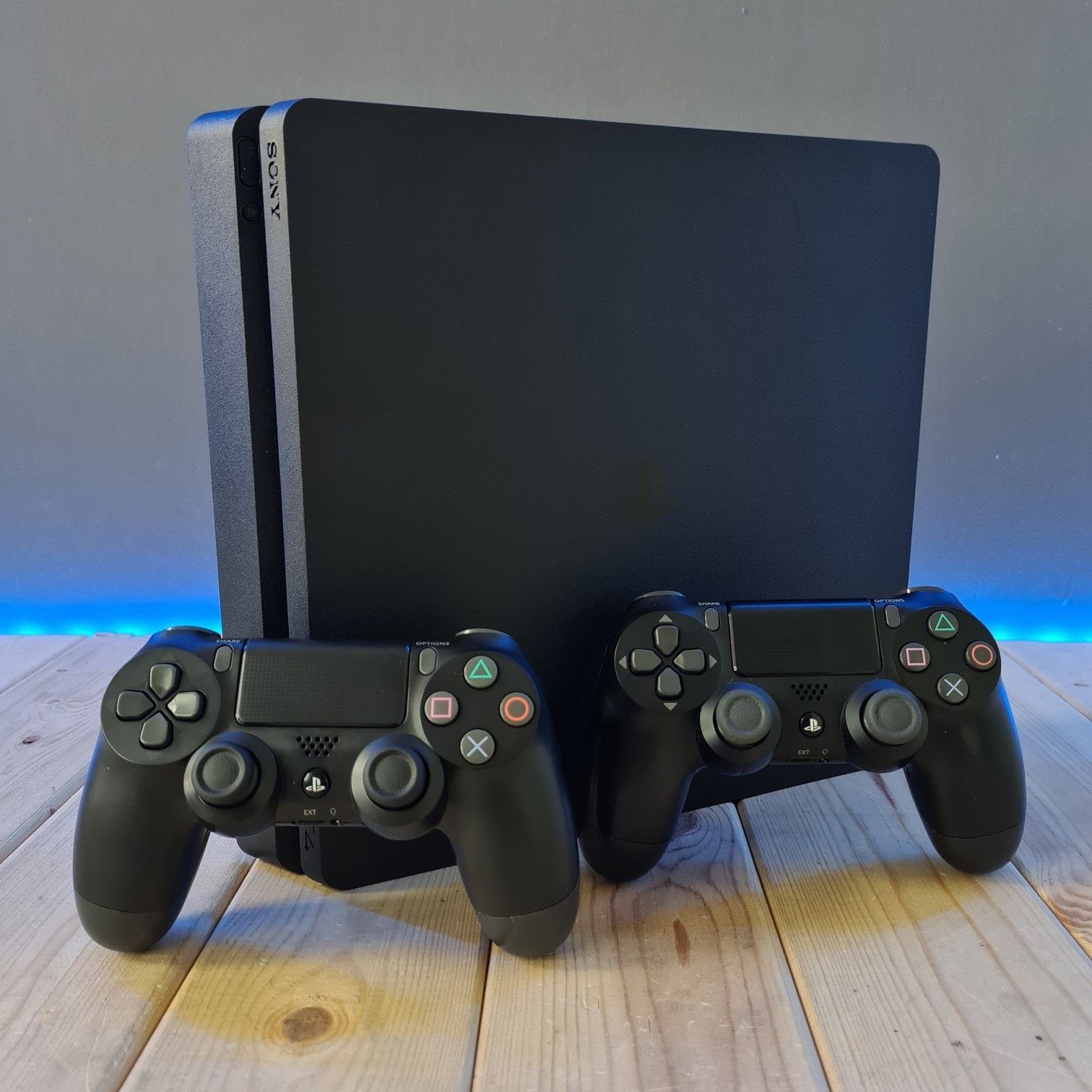 PlayStation 4 Slim с двумя геймпадами и кабелями