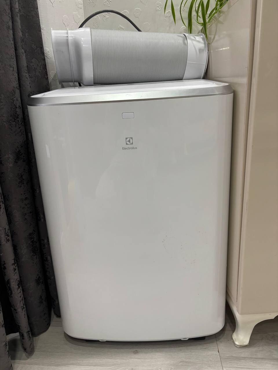 Напольный кондиционер Electrolux
