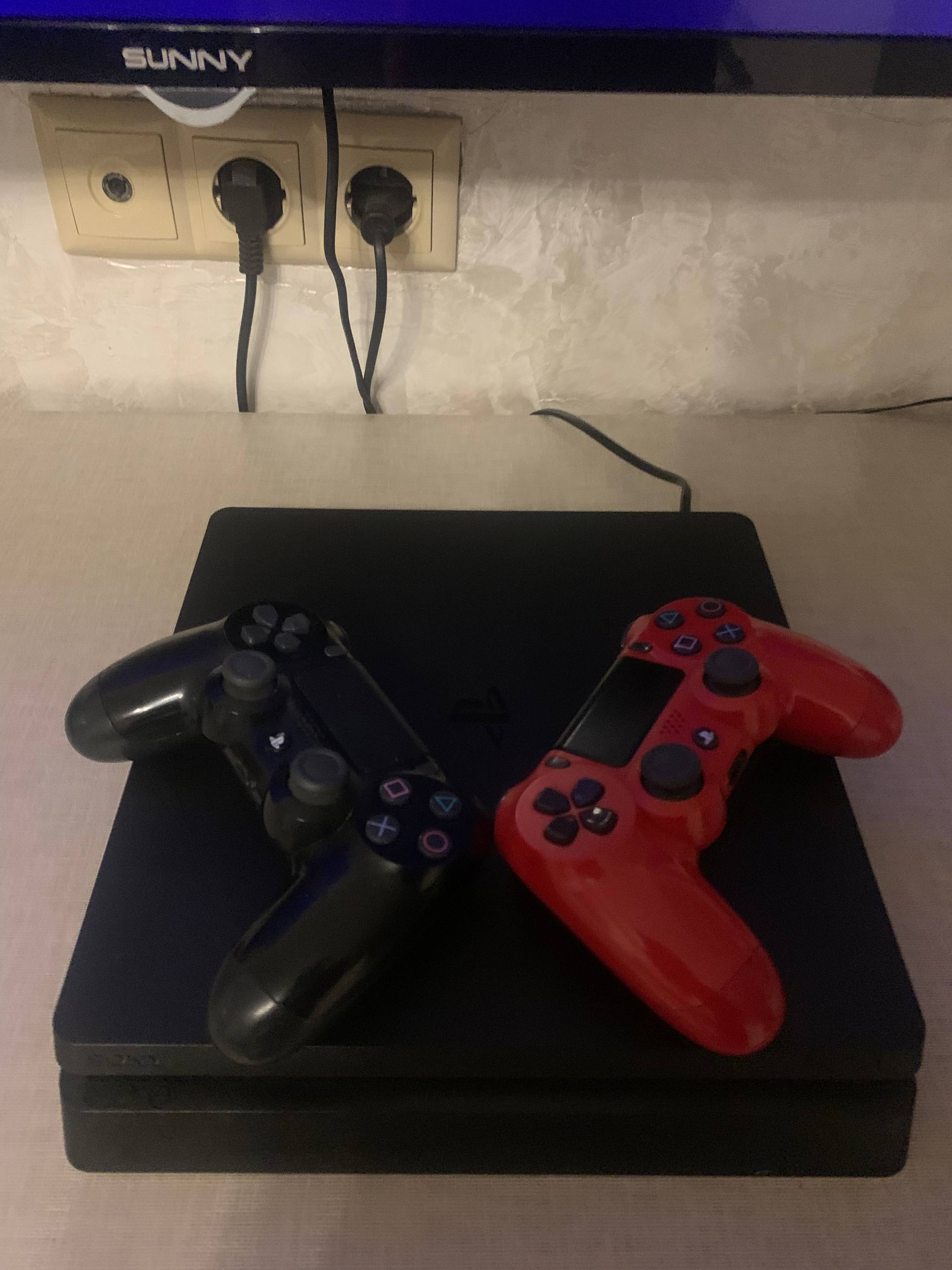 PlayStation 4 (PS4) 500 GB с 2 геймпадами