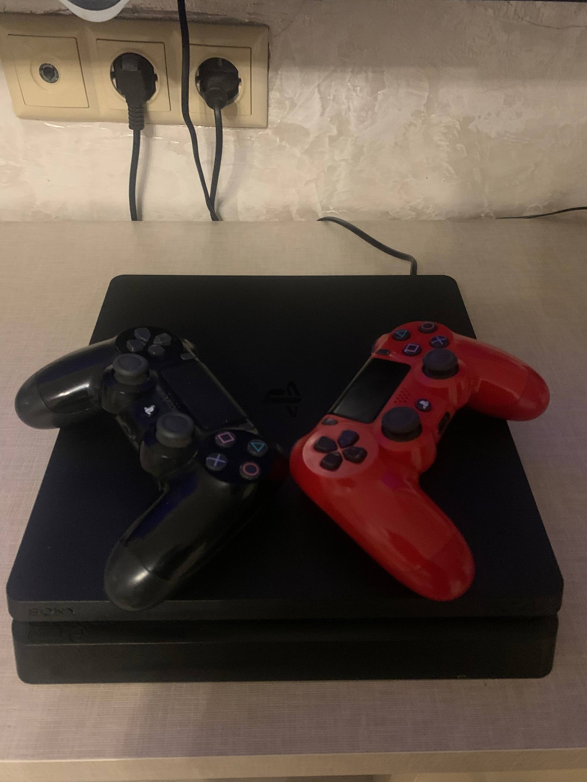 PlayStation 4 (PS4) 500 GB с 2 геймпадами