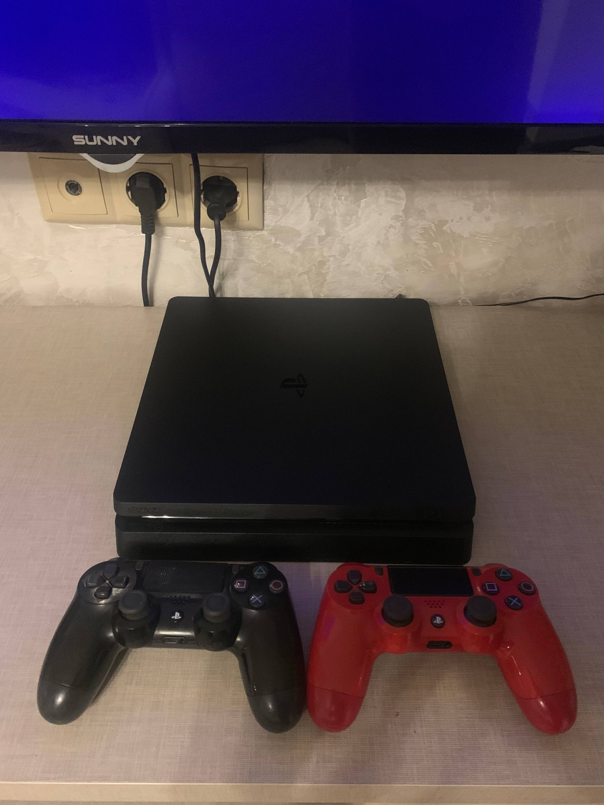 PlayStation 4 (PS4) 500 GB с 2 геймпадами