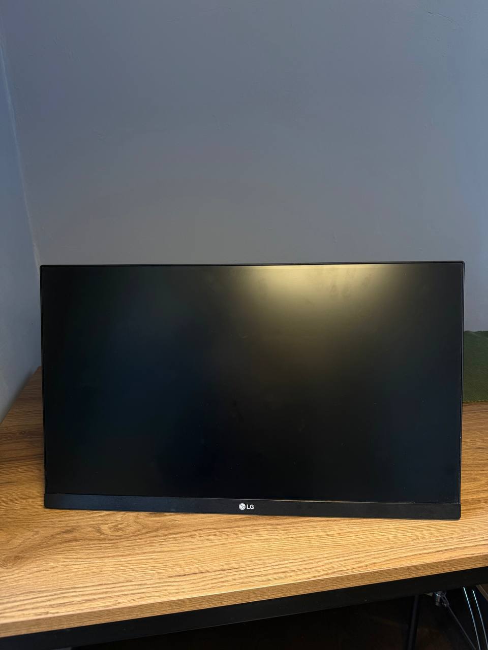 Монитор LG 21,5 дюйма с кронштейном