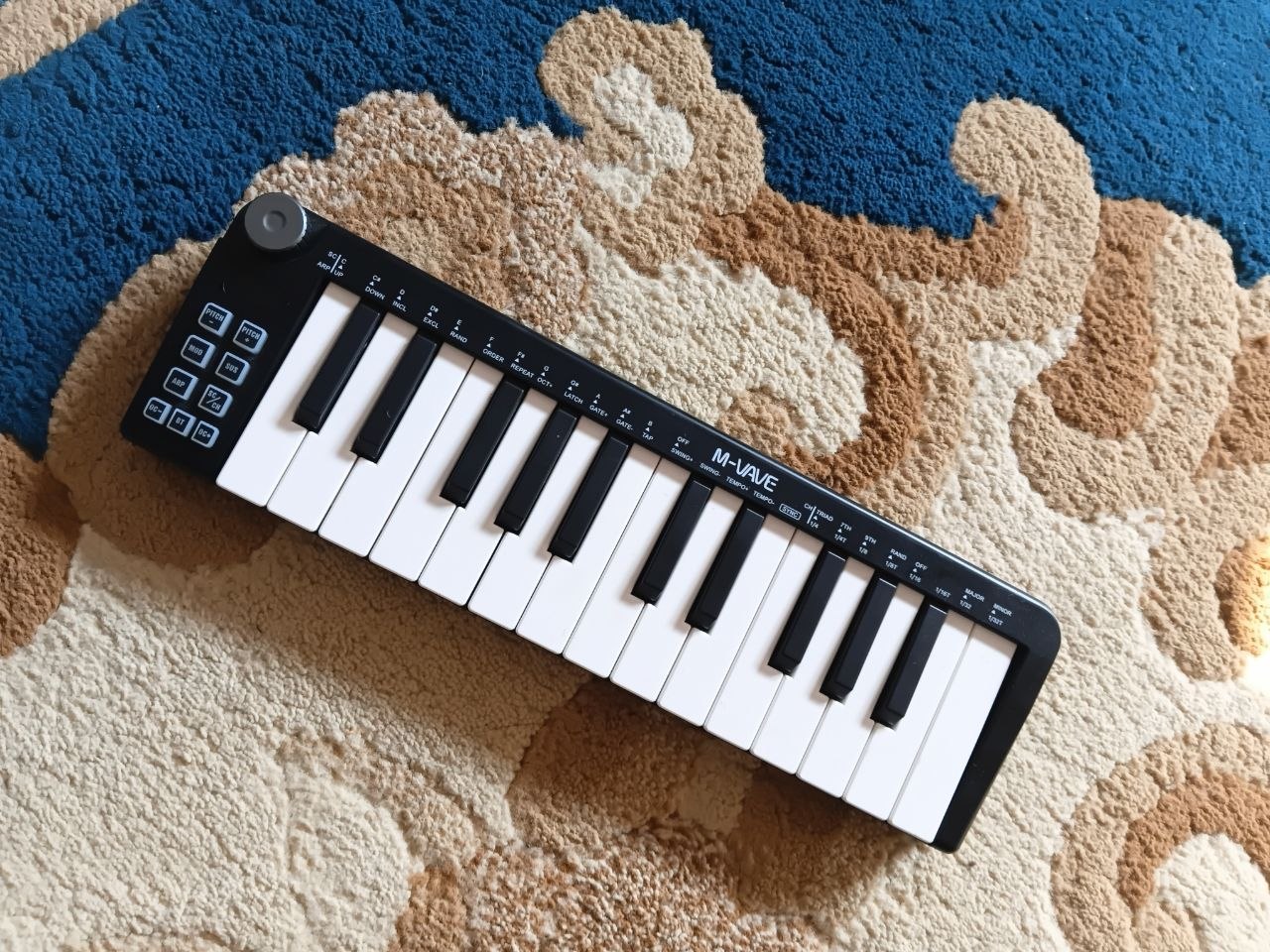 MIDI клавиатура с арпеджиатором, Bluetooth и Chord Mode