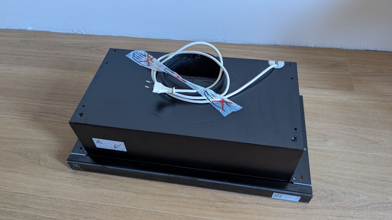 Телескопическая вытяжка Electrolux LFP326FB
