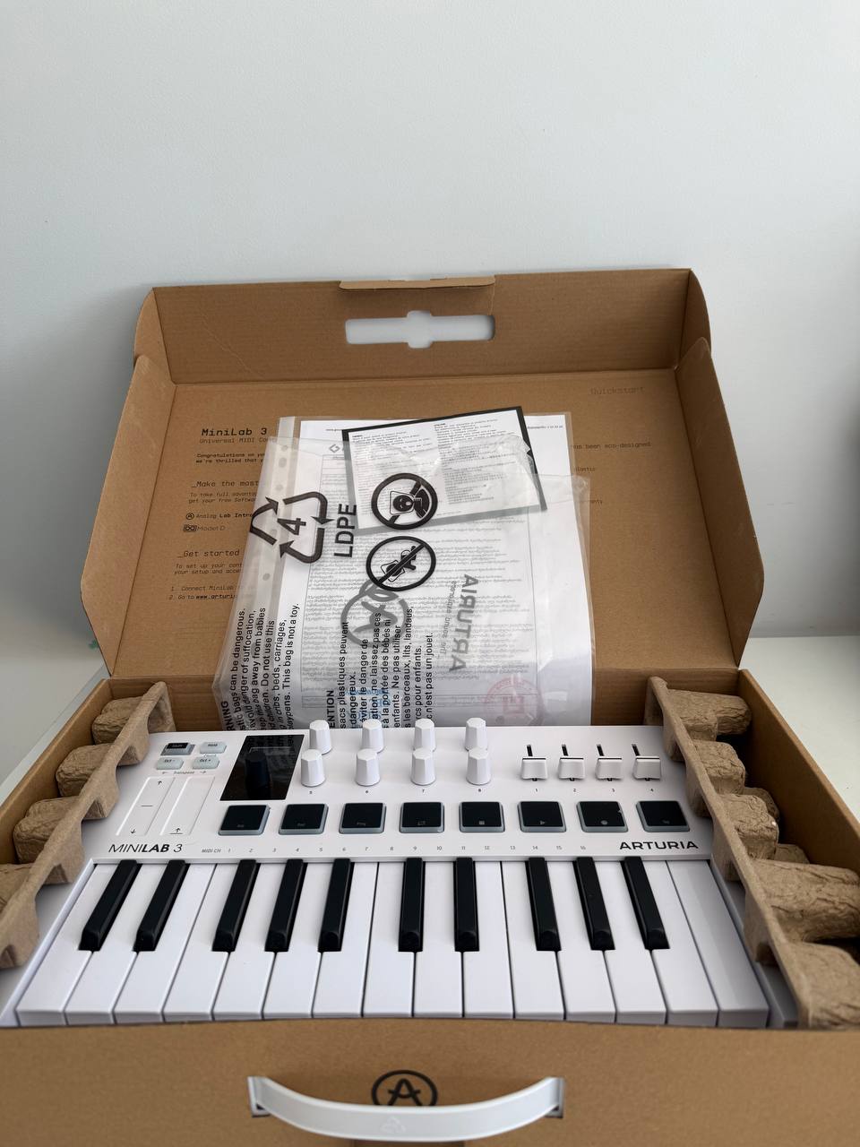 Arturia MiniLab 3 MIDI-клавиатура