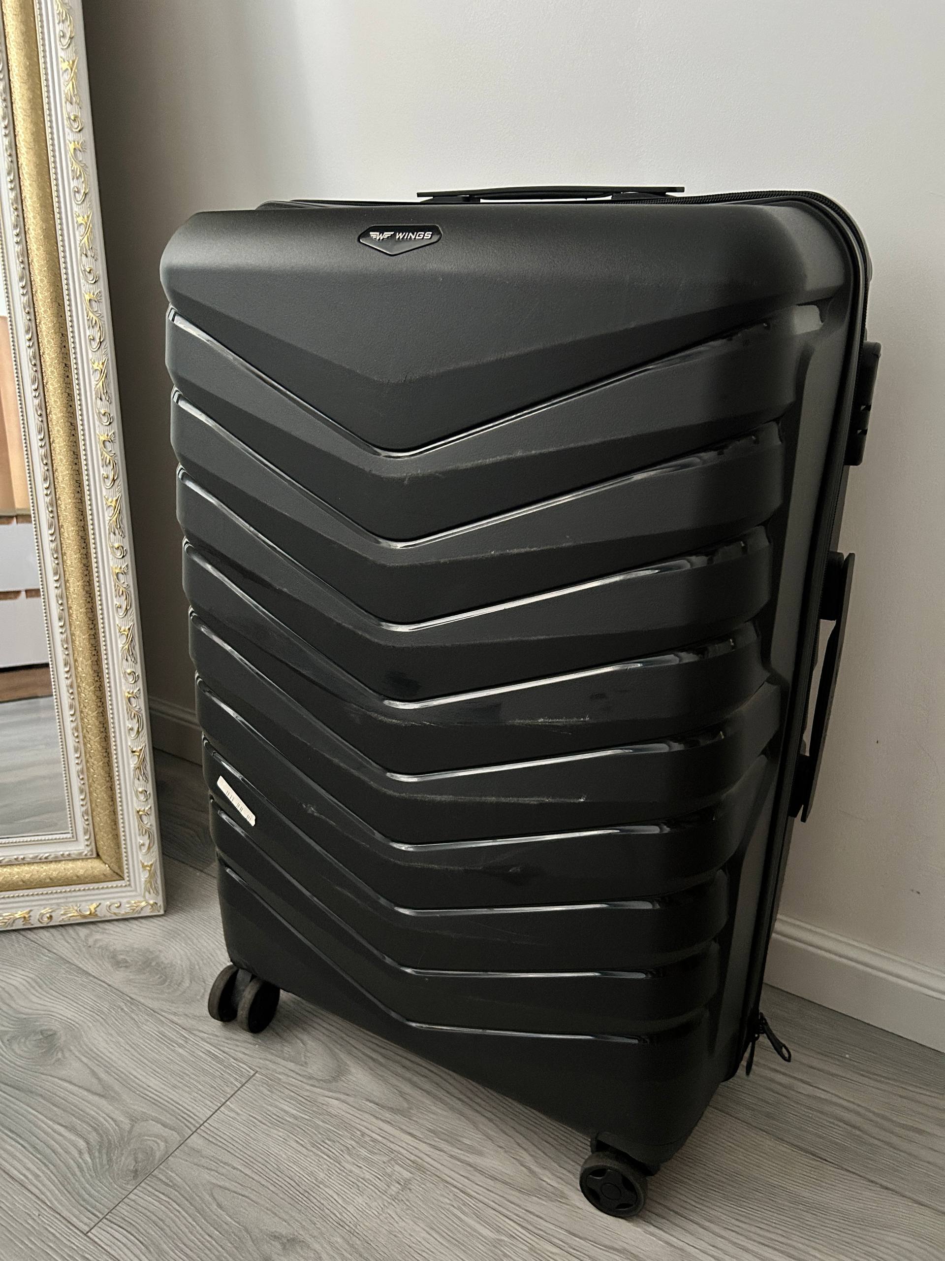 Пластиковый чемодан Wings 65x45x25 см