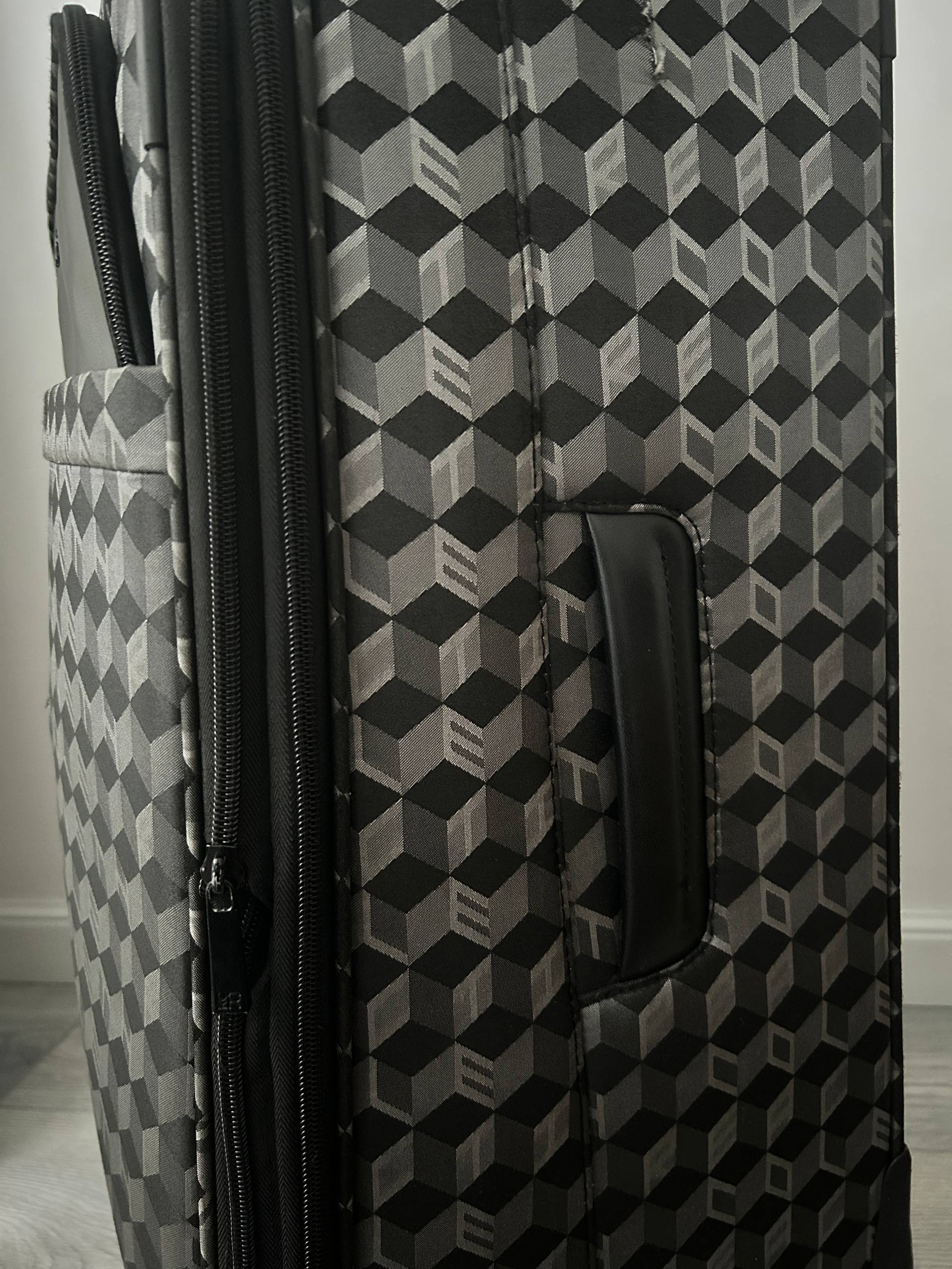 Пластиковый чемодан Wings 65x45x25 см