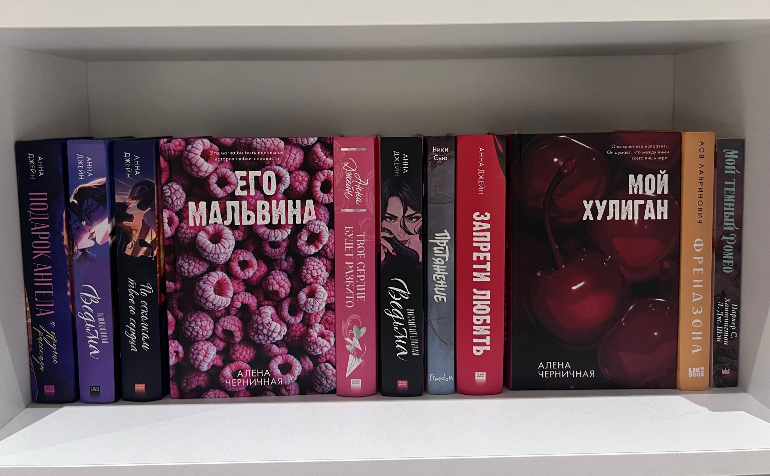 Книги (ассортимент, 20–30 лари)