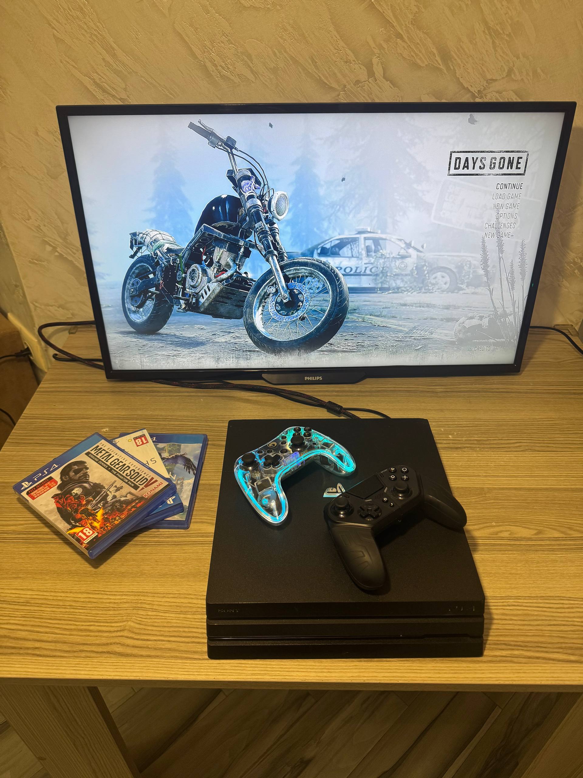 PlayStation 4 Pro 1TB с 2 геймпадами и 3 играми