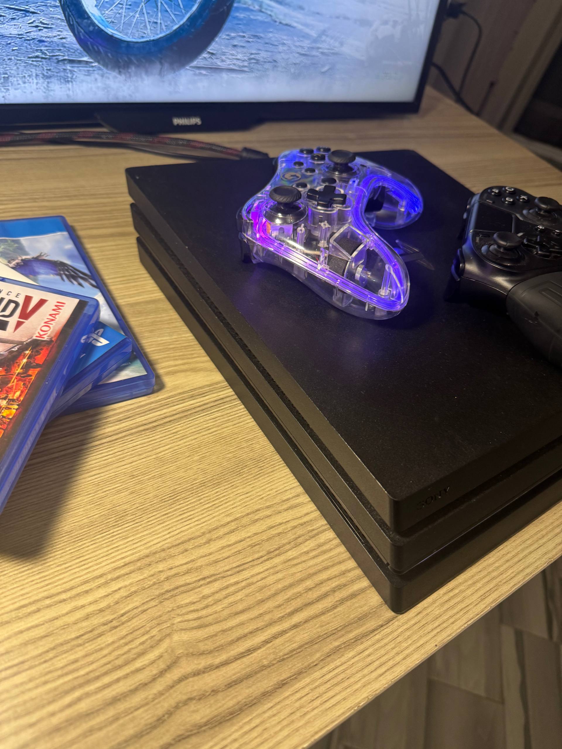PlayStation 4 Pro 1TB с 2 геймпадами и 3 играми