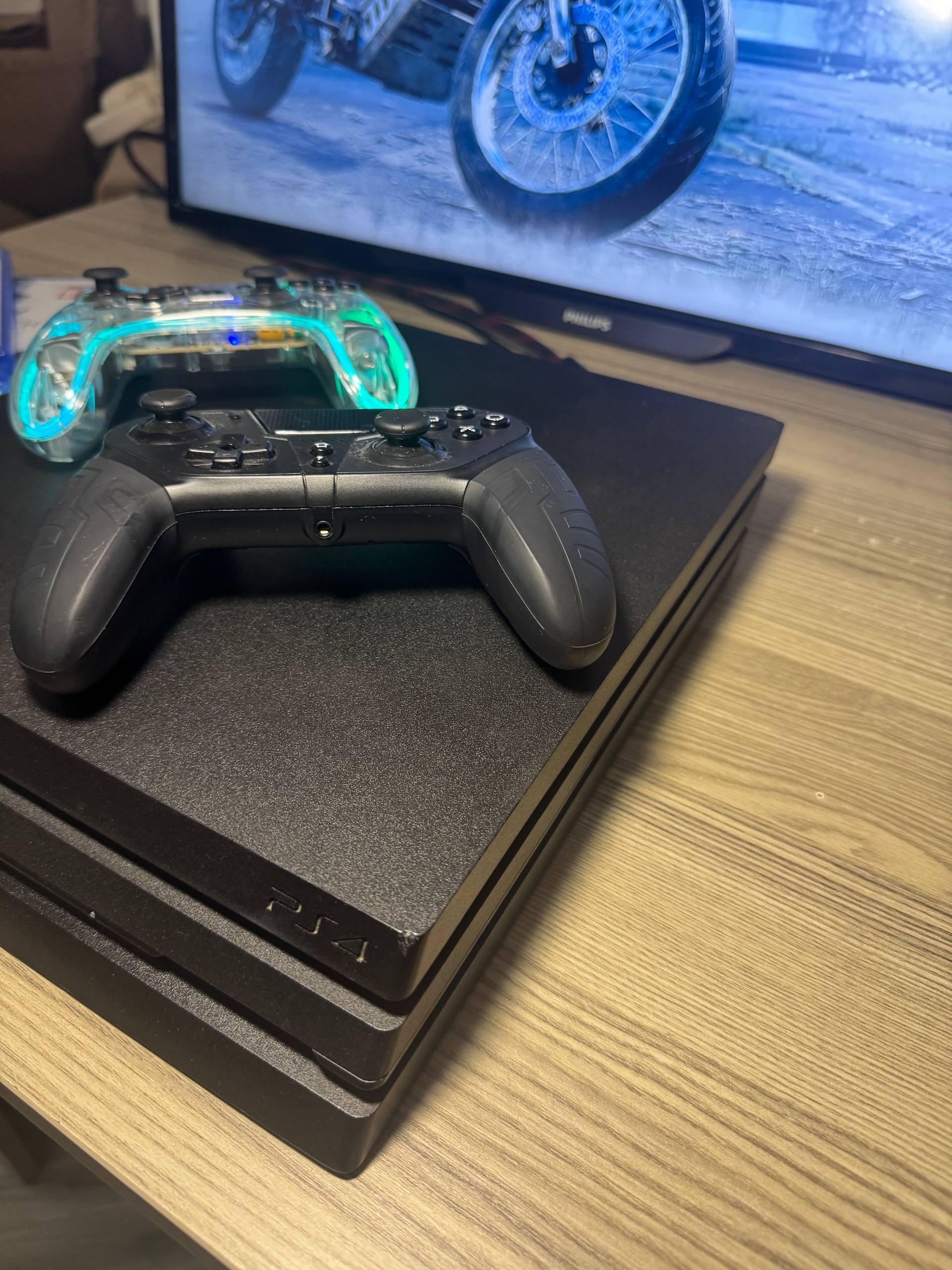PlayStation 4 Pro 1TB с 2 геймпадами и 3 играми