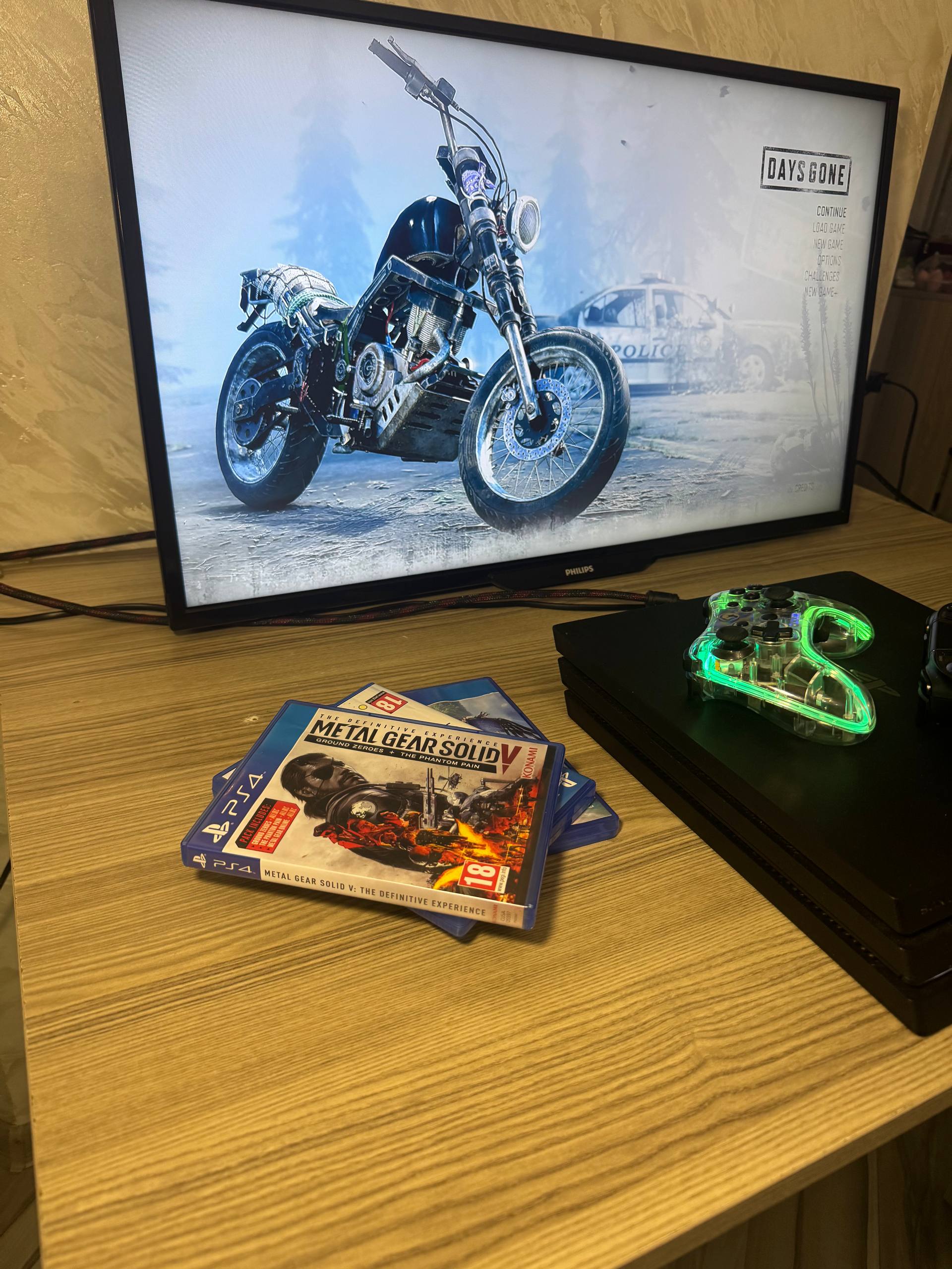 PlayStation 4 Pro 1TB с 2 геймпадами и 3 играми
