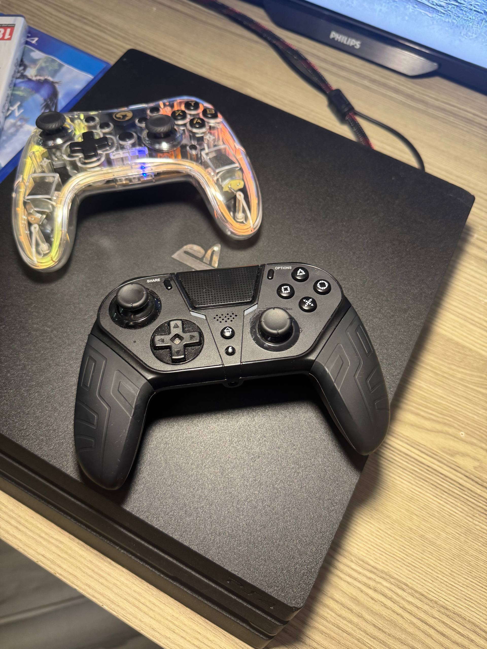 PlayStation 4 Pro 1TB с 2 геймпадами и 3 играми