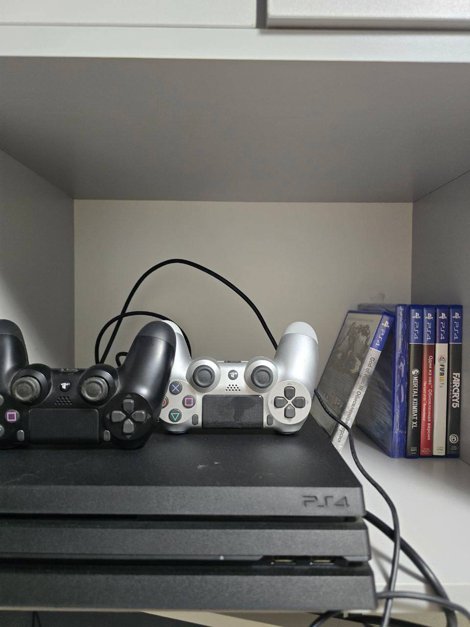 PlayStation 4 практически новая