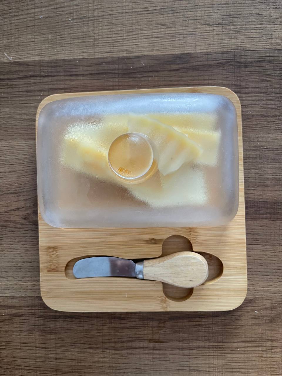 Масленка с деревянной подложкой и ножом для масла