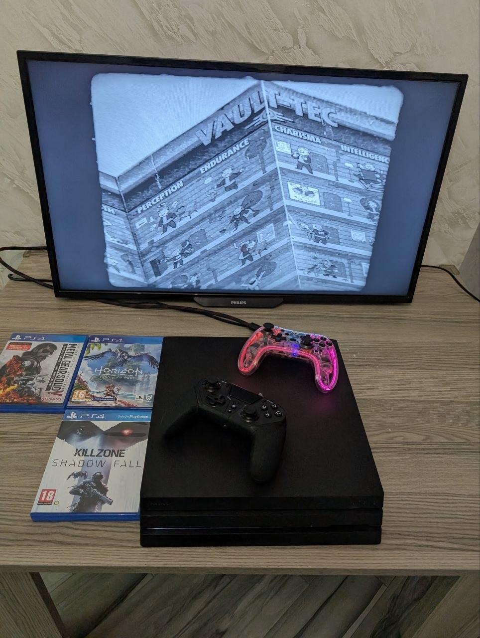 Sony PlayStation 4 Pro с 2 джойстиками и 3 дисками