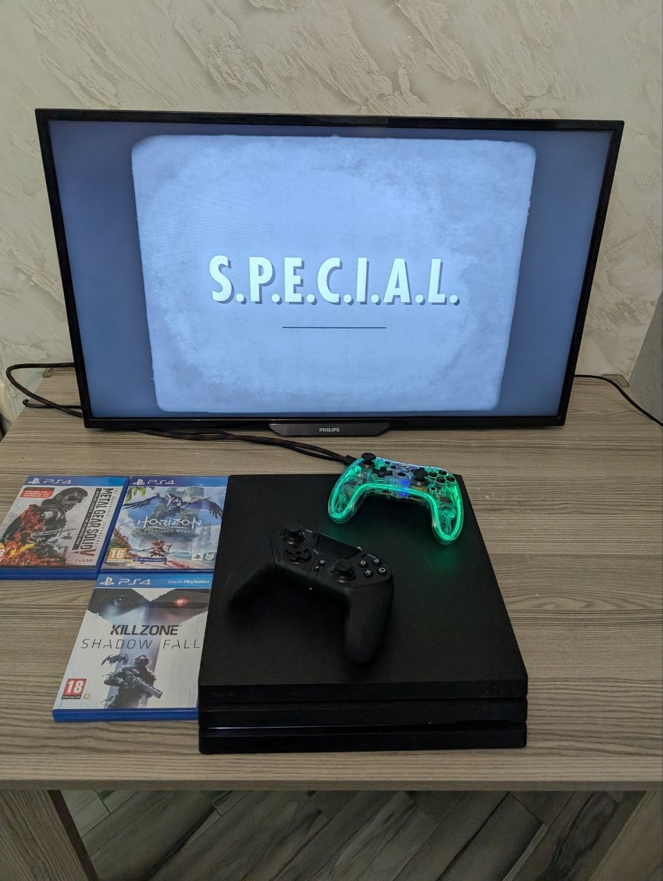 Sony PlayStation 4 Pro с 2 джойстиками и 3 дисками