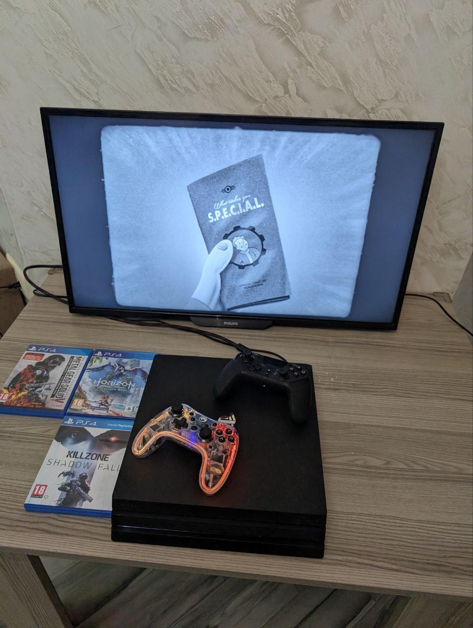 Sony PlayStation 4 Pro с 2 джойстиками и 3 дисками
