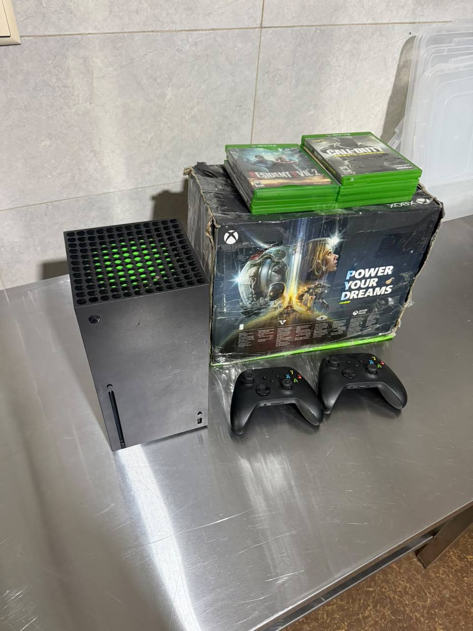 Xbox Series X 1TB с 2 контроллерами и 7 играми