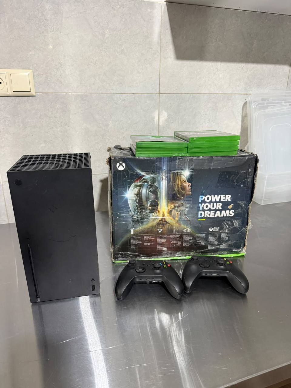 Xbox Series X 1TB с 2 контроллерами и 7 играми
