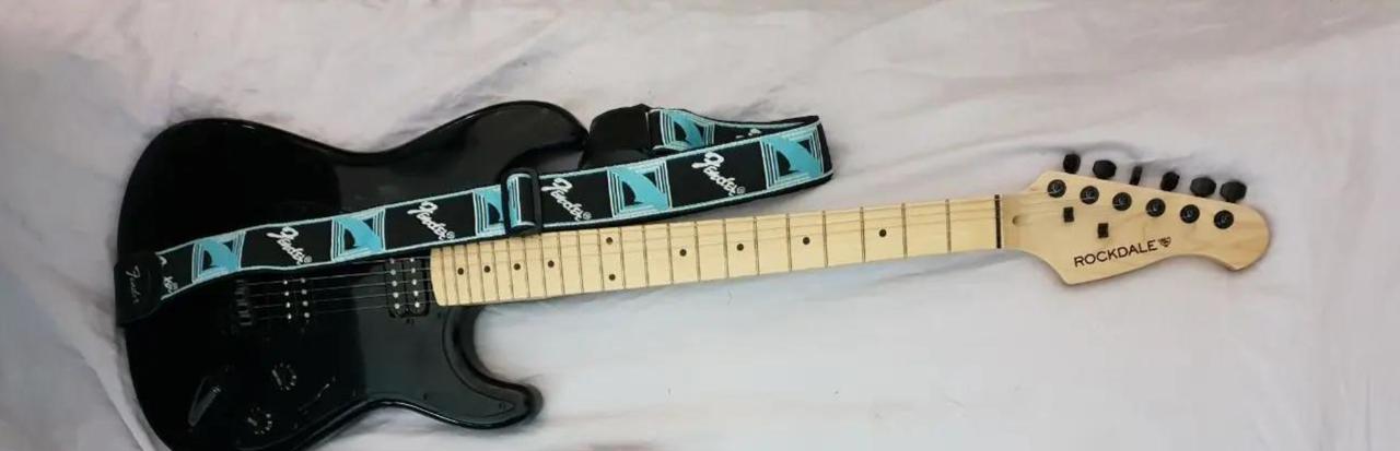 Электрогитара Rockdale H/H, чёрная, с чехлом и ремнём Fender