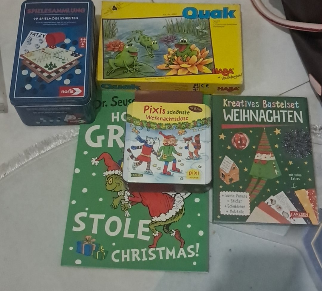 Пакет детских настольных игр и новогодних книг