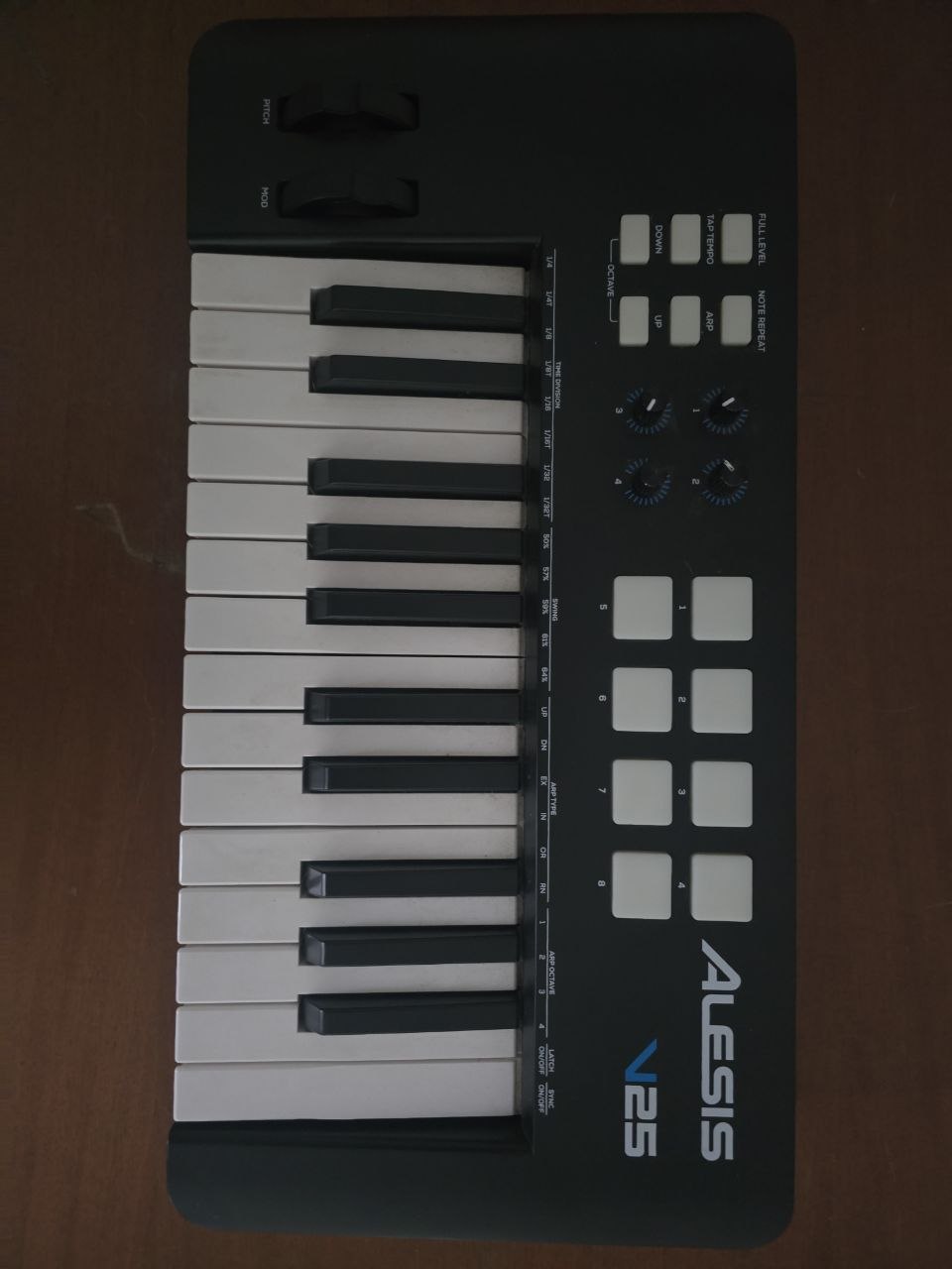MIDI-клавиатура Alesis V25