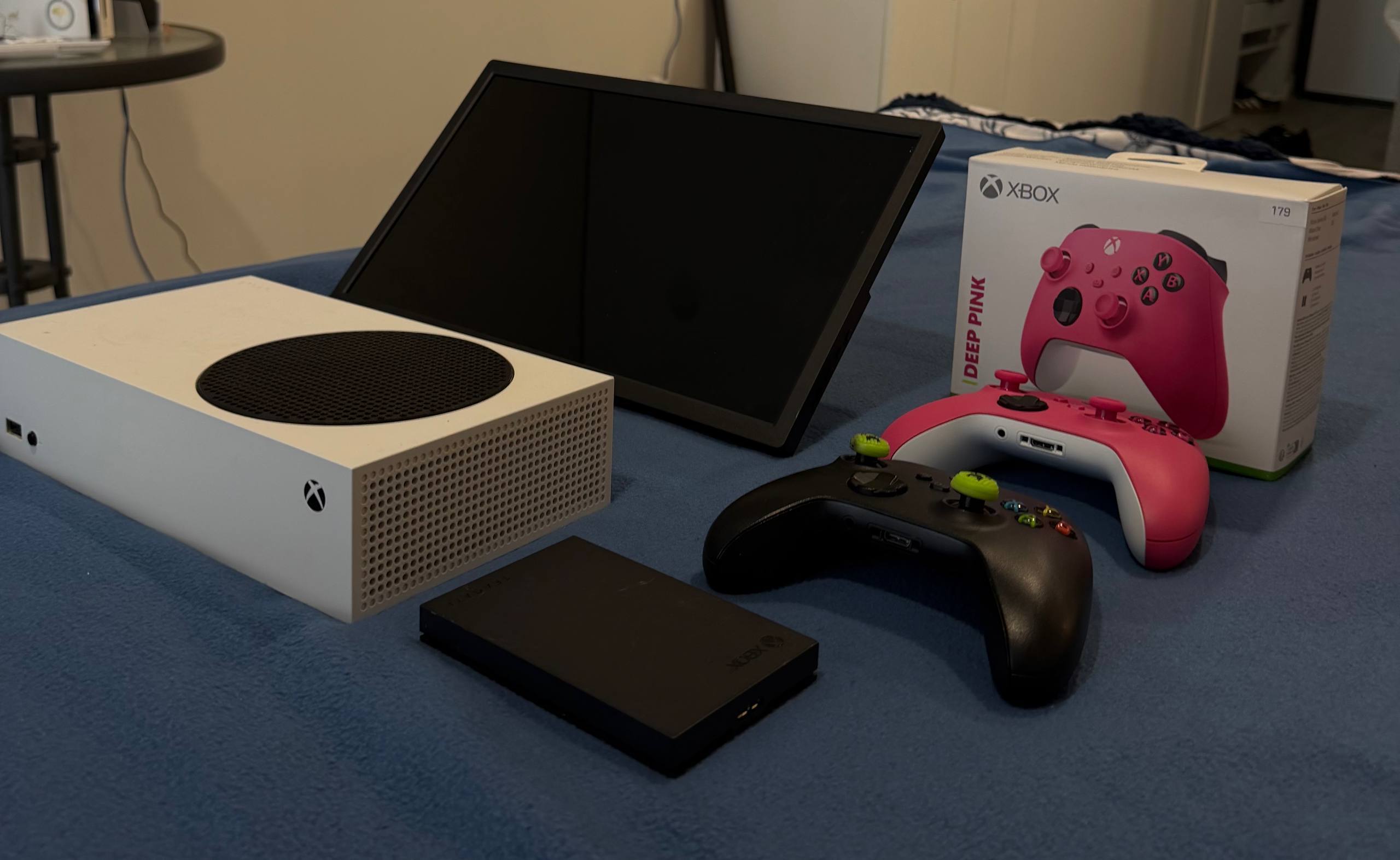 Xbox Series S с жестким диском 2 ТБ и двумя контроллерами
