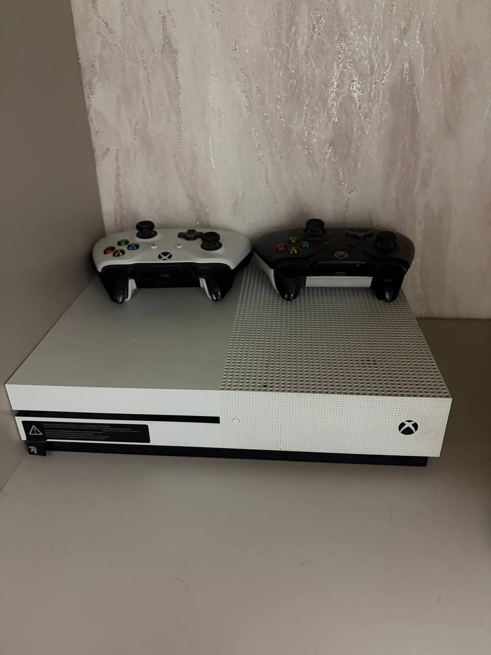Xbox One S 500 GB с 2 геймпадами и аккаунтом с играми