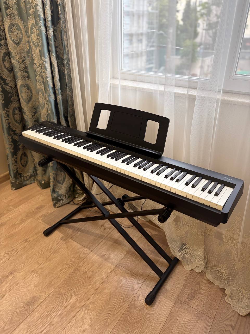 Цифровое пианино Roland FP-10 с подставкой