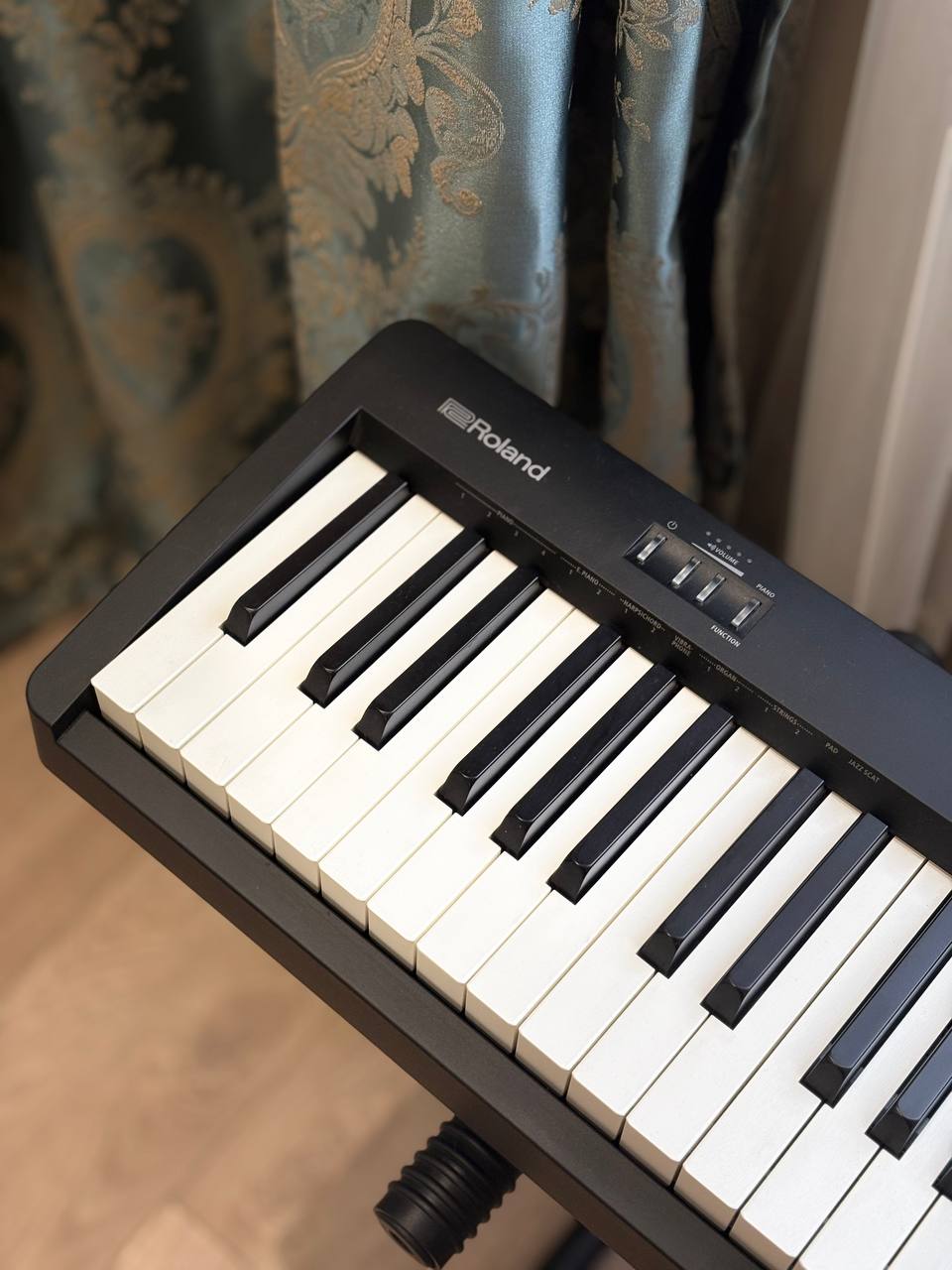 Цифровое пианино Roland FP-10 с подставкой