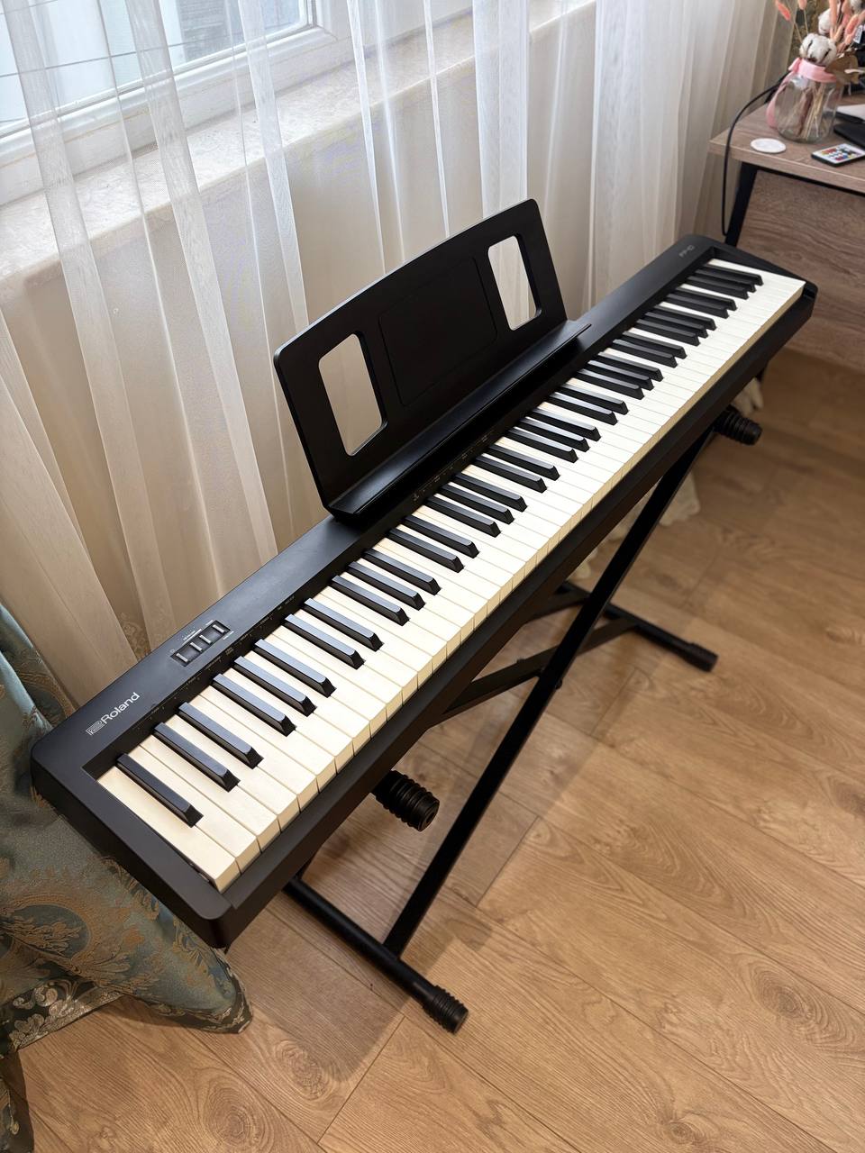 Цифровое пианино Roland FP-10 с подставкой