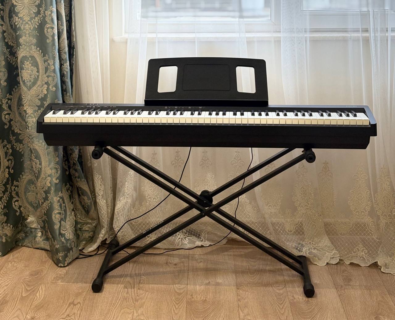Цифровое пианино Roland FP-10 с подставкой