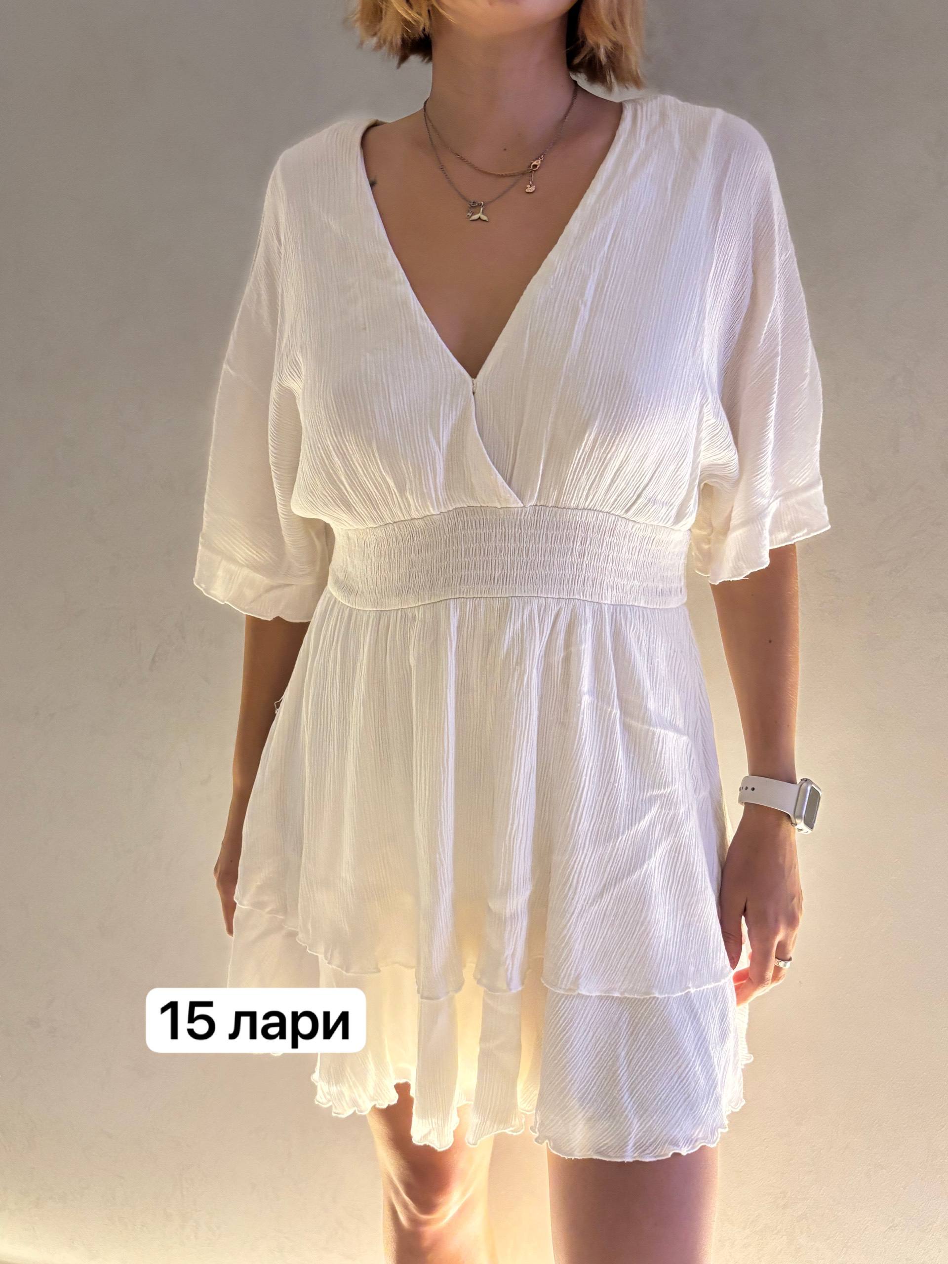 Белое платье с вырезом, размер S-M