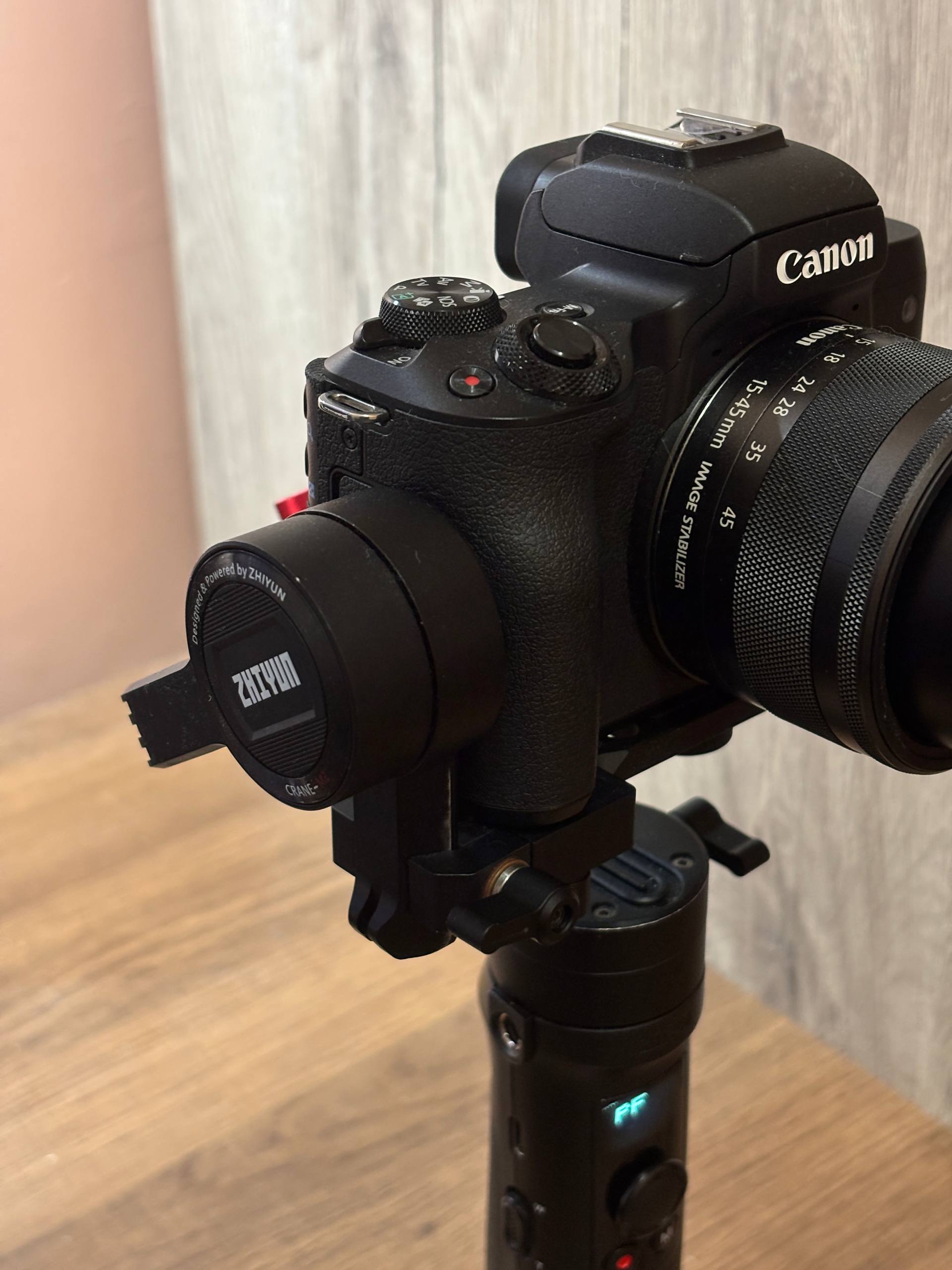 Canon EOS M50 Kit (15-45mm) + стабилизатор Zhiyun Crane M2