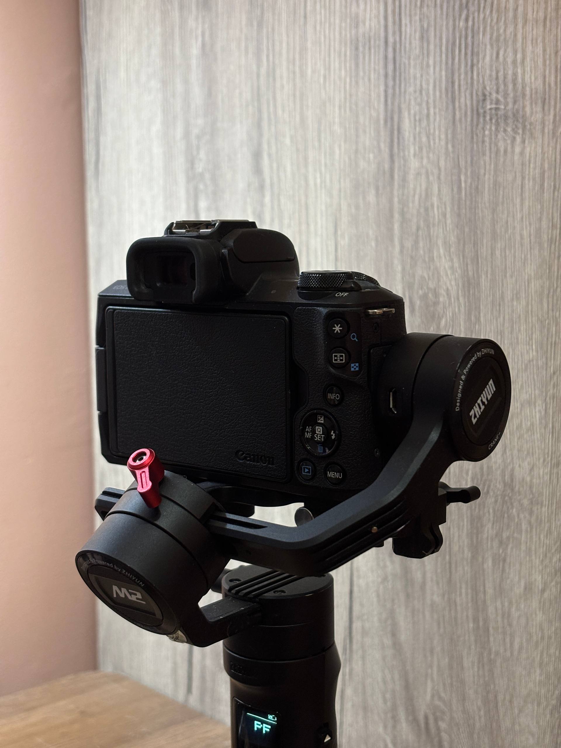 Canon EOS M50 Kit (15-45mm) + стабилизатор Zhiyun Crane M2