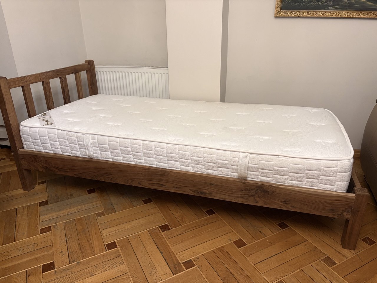 Кровать из натурального дерева (орех) с матрасом MIEN 90х200