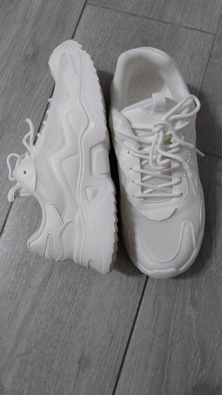 Белые женские кроссовки