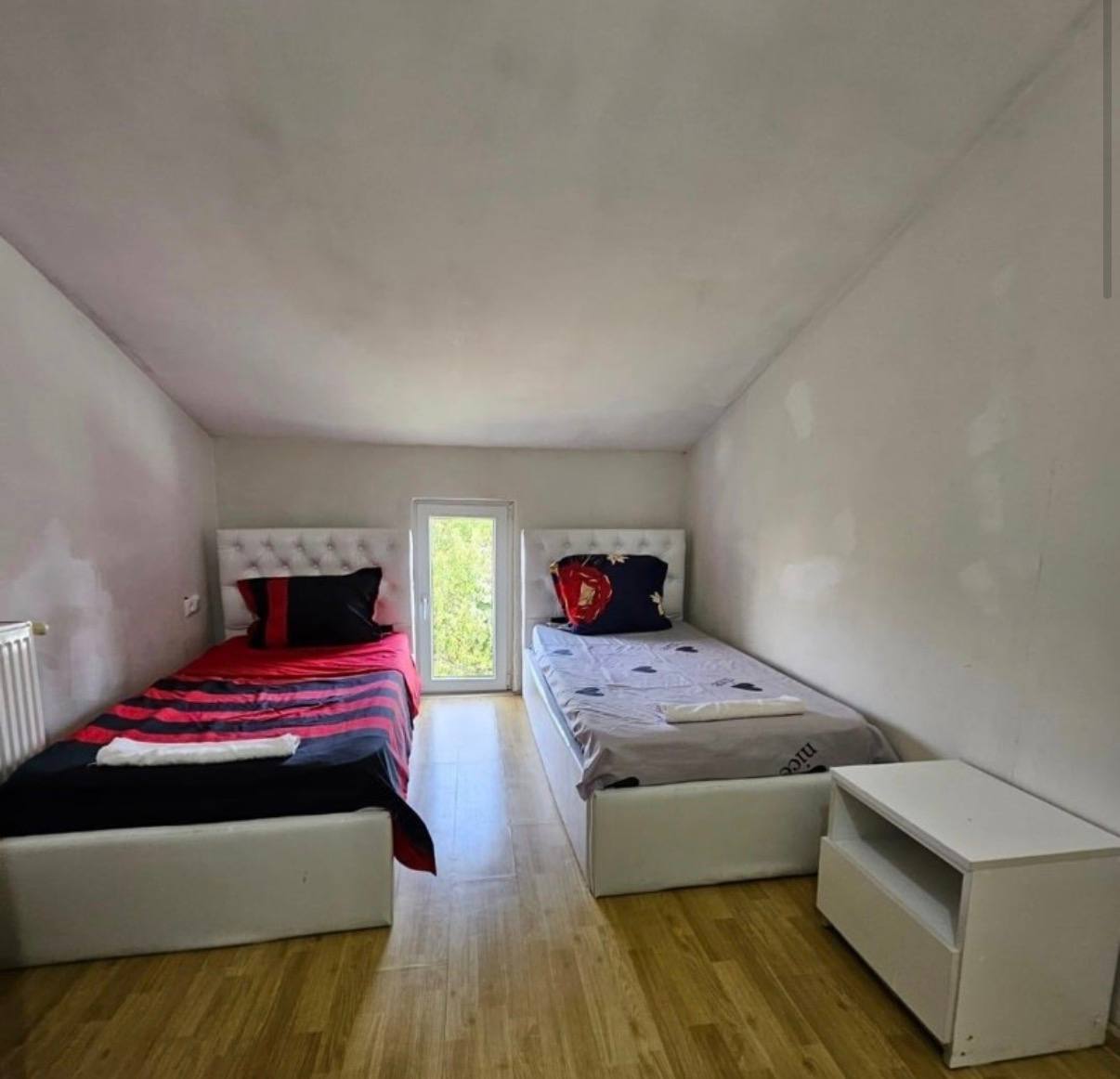 Кровать с мягким изголовьем и матрасом