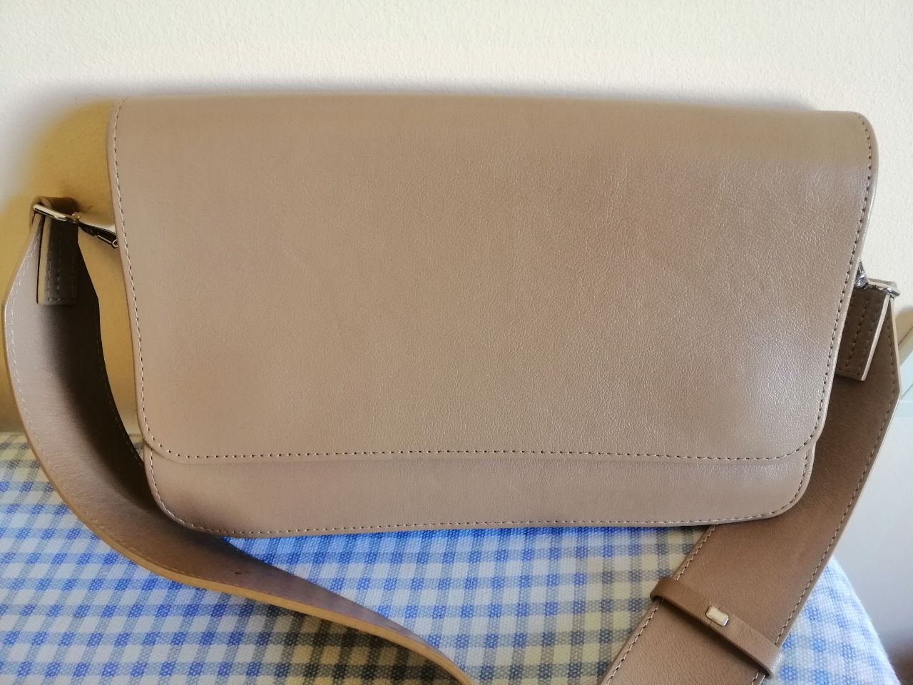 Сумка из натуральной кожи цвета карамель